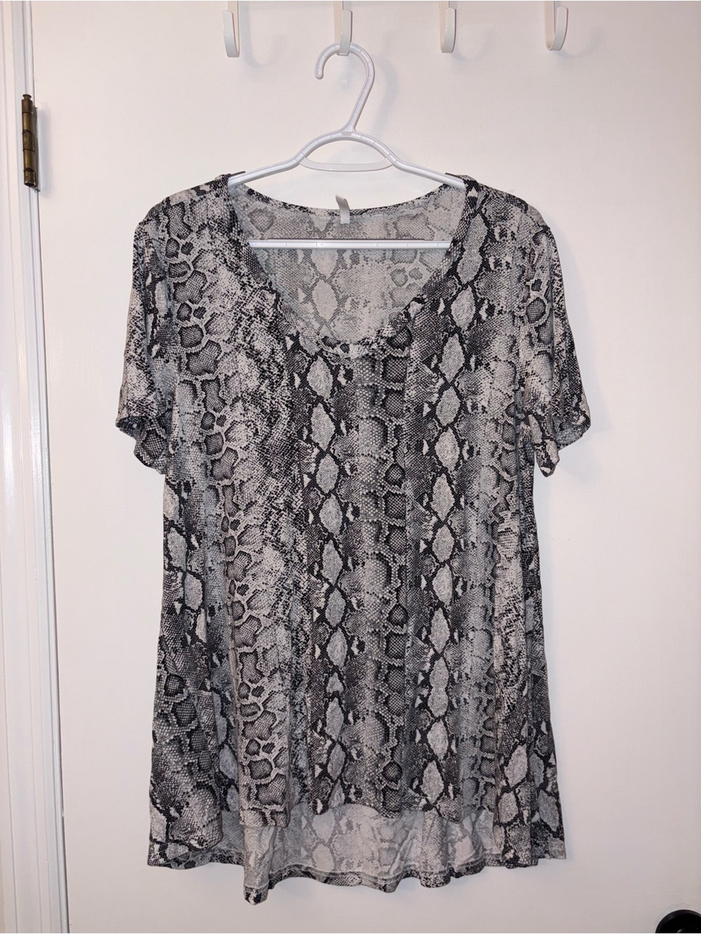 🍀4 for 25🍀 Popyoung | Women's Black & White Snake Print Short Sleeve Top